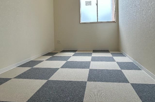 タイルカーペットの部屋